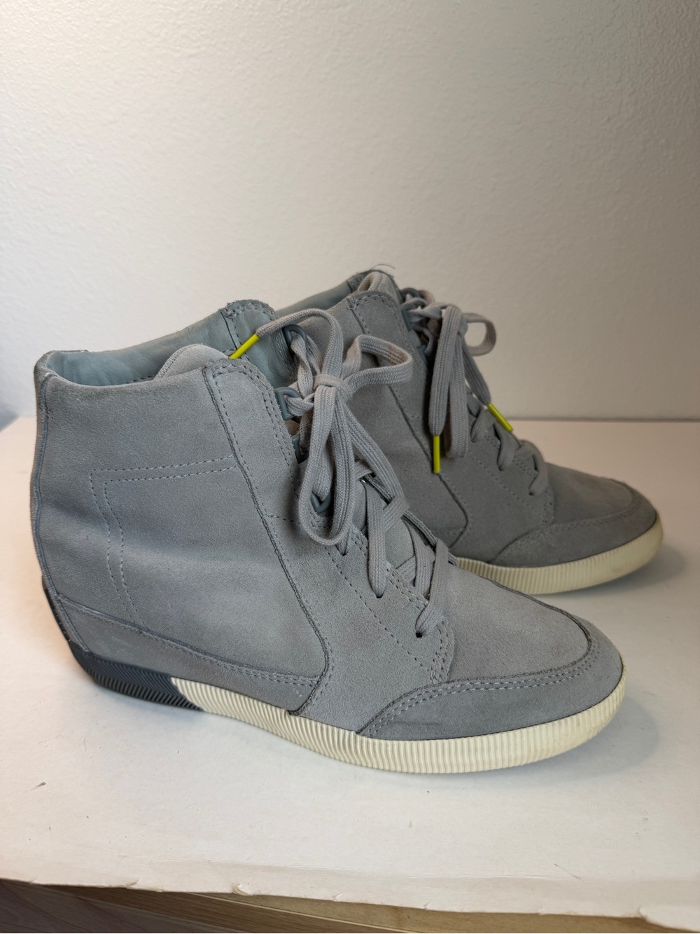 Sorel Light Gray Suede Leather Out n About Hidden Wedge Sneaker size 9.5 - Picture 2 of 7